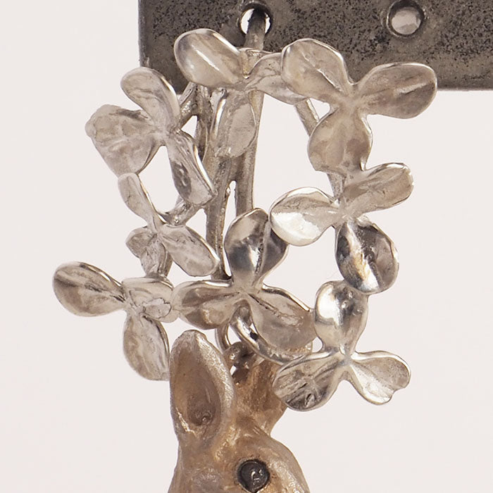 DECOvienya（デコヴィーニャ） 手作りアクセサリー ウサギとクローバーの揺れるピアス 片耳 シルバー925 [DE-182]