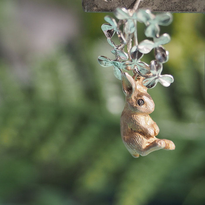 DECOvienya（デコヴィーニャ） 手作りアクセサリー ウサギとクローバーの揺れるピアス 片耳 シルバー925 [DE-182]