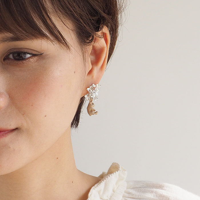 DECOvienya（デコヴィーニャ） 手作りアクセサリー ウサギとクローバーの揺れるピアス 片耳 シルバー925 [DE-182]