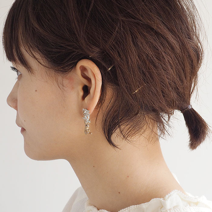 DECOvienya（デコヴィーニャ） 手作りアクセサリー ウサギとクローバーの揺れるピアス 片耳 シルバー925 [DE-182]