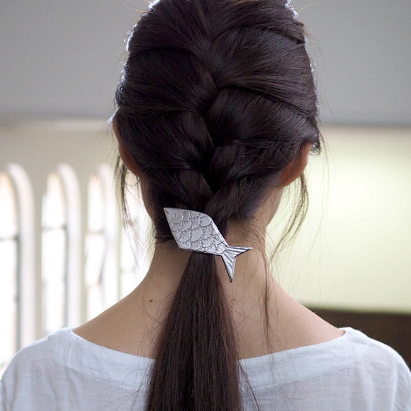 【2色】二月（ふたつき） おさかなバレッタ 18金メッキorロジウムメッキ [FT-FSB-001]