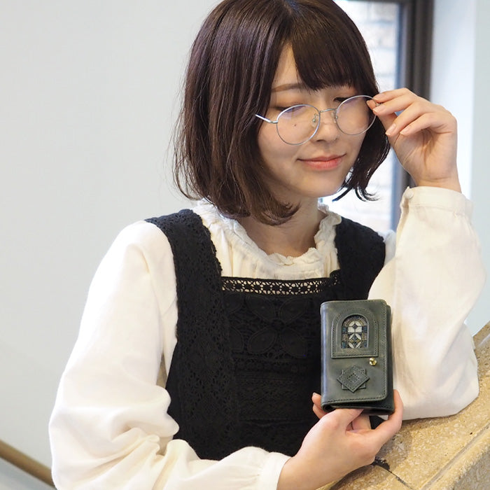 glart (グラート) ステンドグラスのアンティークドア 三つ折りウォレット カーキ レディース [H0212-KH] リアルガラス 本革 革財布 革小物 ブランド 三つ折り財布 コンパクト ミニ さいふ レザー