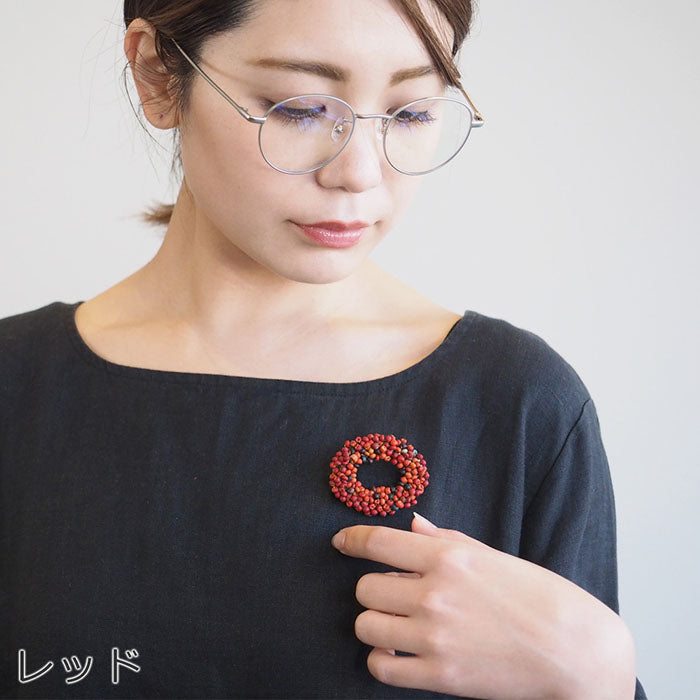 [2 colors] haru nomura Vegetable dye artist Haruka Nomura “Tree brooch” Naturally dyed wood beads hand-knitted [HN-008]