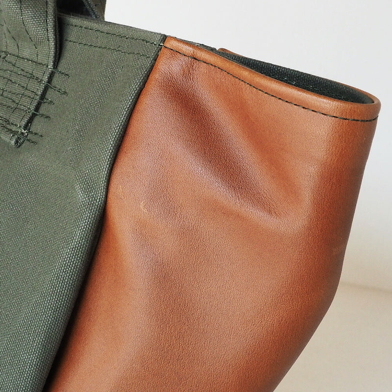 REAL STANDARD life(リアルスタンダードライフ) 倉敷帆布9号×姫路レザー “BC Luton HELMETBAG” Mサイズ グリーン 肩にかけられるトートバッグ [JT13006]