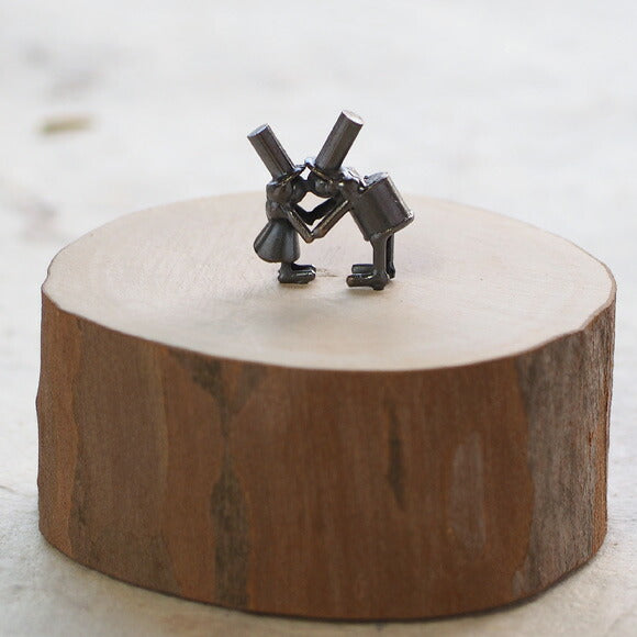 Bronze sculptor Tadashi Koizumi Kobito's object "Sweet November." [KO-OB-03] 