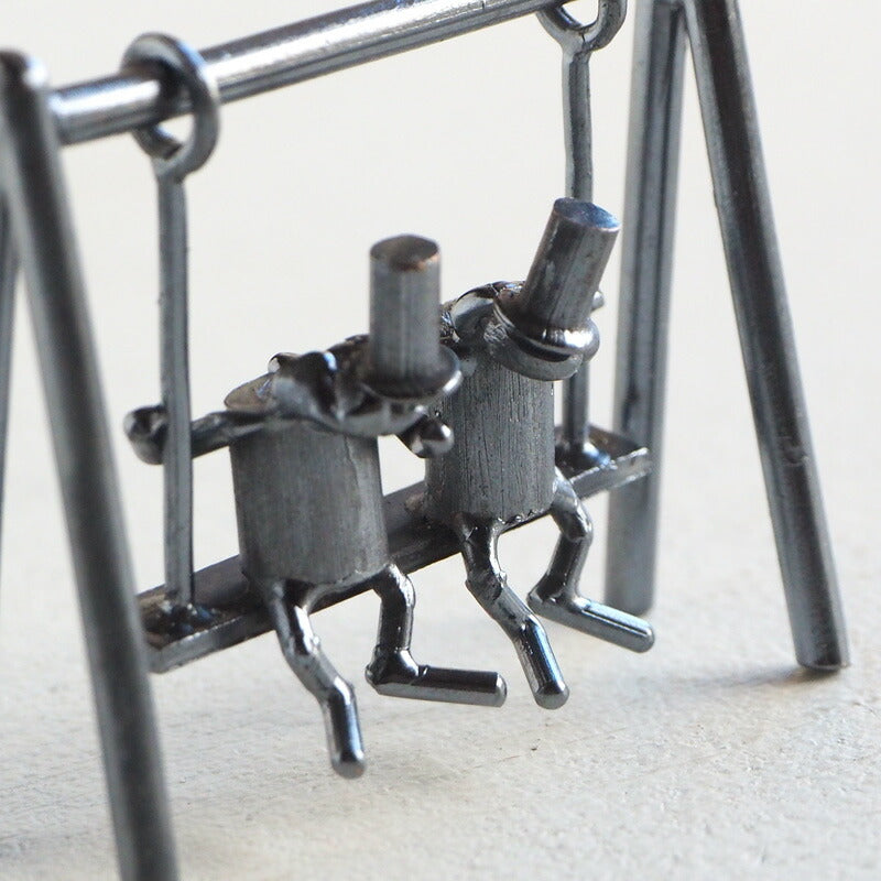 Bronze sculptor Tadashi Koizumi Kobito's object "Nakaori." [KO-OB-16] 