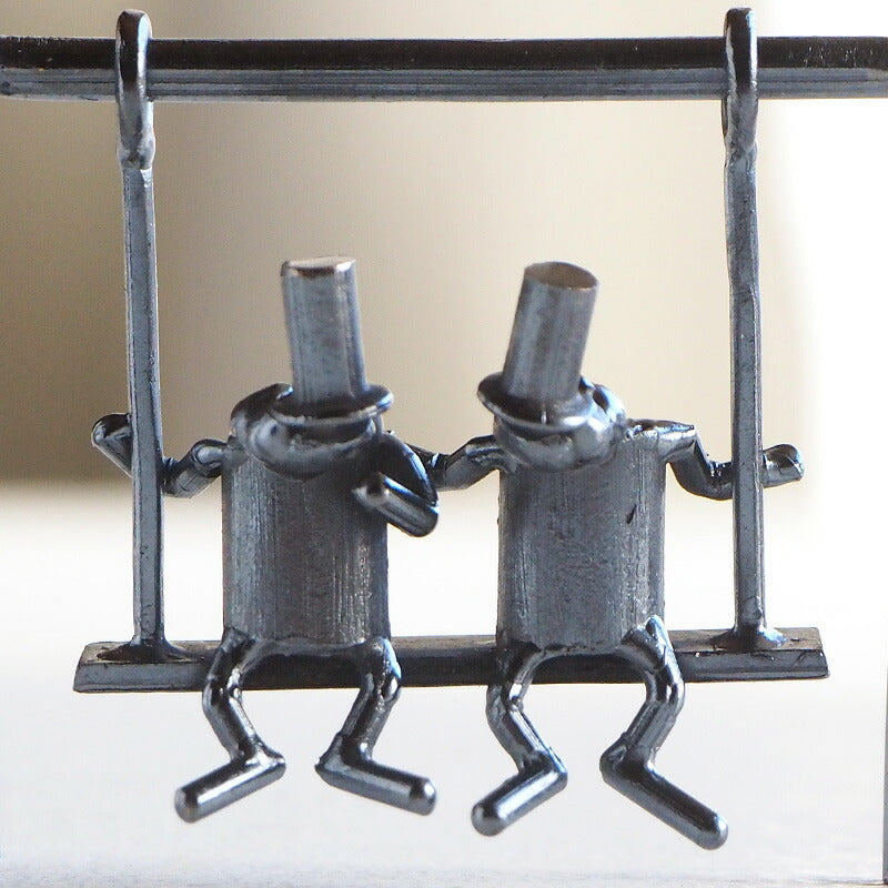 Bronze sculptor Tadashi Koizumi Kobito's object "Nakaori." [KO-OB-16] 