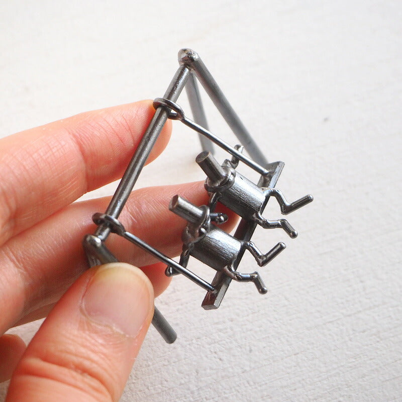 Bronze sculptor Tadashi Koizumi Kobito's object "Nakaori." [KO-OB-16] 