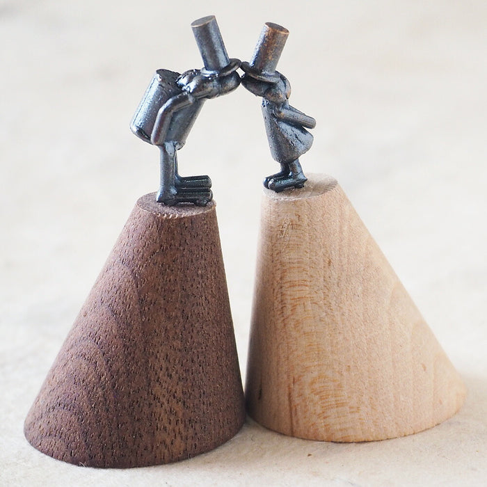 [Also popular as a wedding gift] Ring stand by bronze sculptor Tadashi Koizumi Kobito "Important person" [KO-RS-02] 