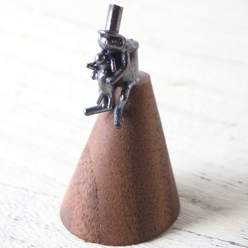 Bronze sculptor Tadashi Koizumi Kobito's ring stand "Me and you make a ring" [KO-RS-03] 