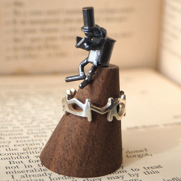 青銅雕塑家小泉忠的戒指架“和你一起讀書” [KO-RS-04] 