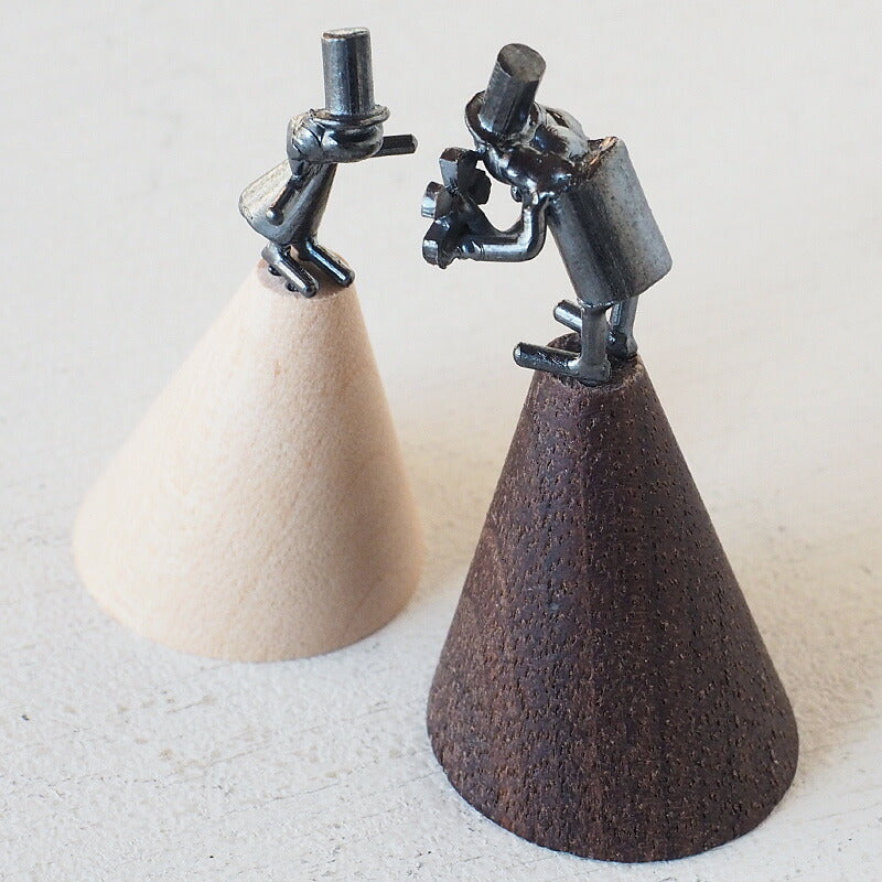 【ご結婚祝いとしても好評】ブロンズ造形作家・コイズミタダシ コビトさんのリングスタンド「大切なひと -花ことば-」 [KO-RS-06]