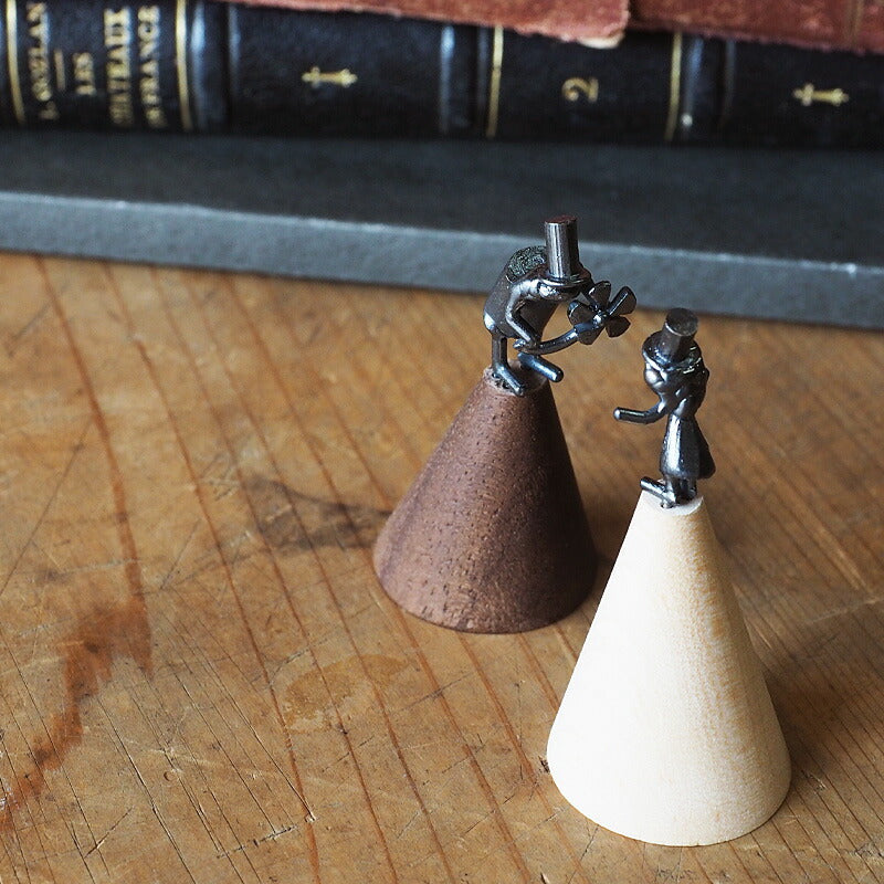 【ご結婚祝いとしても好評】ブロンズ造形作家・コイズミタダシ コビトさんのリングスタンド「大切なひと -花ことば-」 [KO-RS-06]