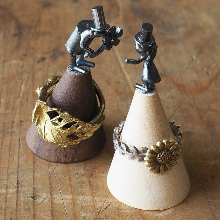 [作為結婚禮物也很受歡迎]青銅雕塑家小泉忠的戒指架“重要人物-Hanakotoba-” [KO-RS-06] 