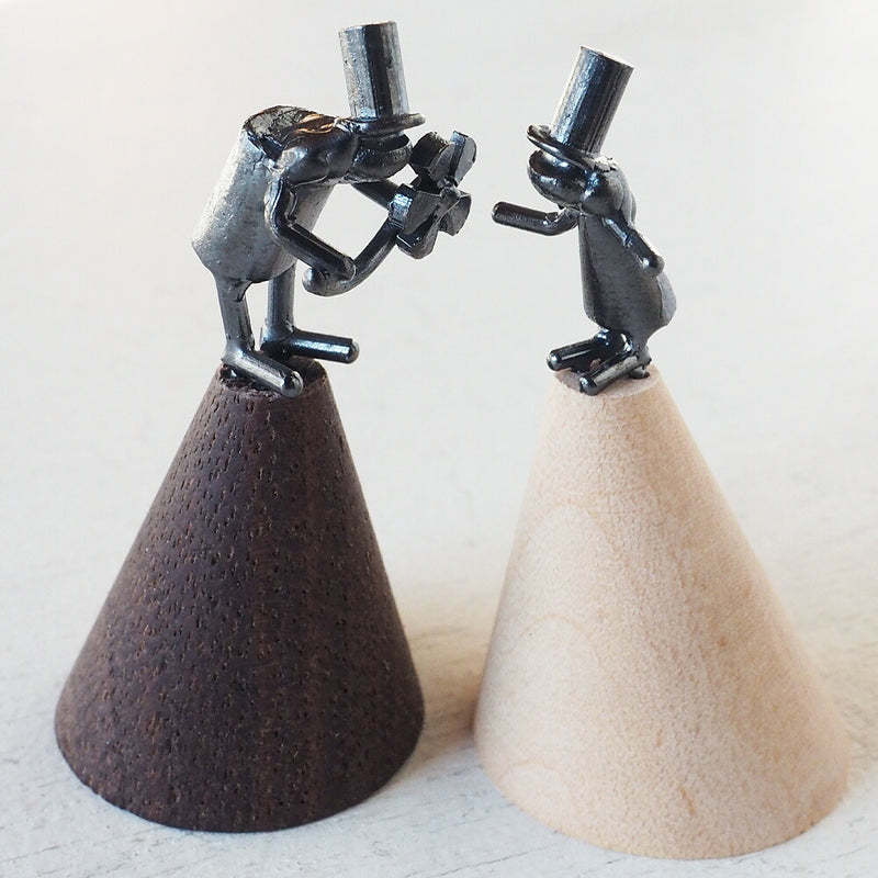 【ご結婚祝いとしても好評】ブロンズ造形作家・コイズミタダシ コビトさんのリングスタンド「大切なひと -花ことば-」 [KO-RS-06]