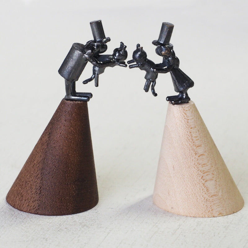 [Recommended for cat lovers] Bronze sculptor Tadashi Koizumi Kobito's ring stand "Nyanda Full Life" [KO-RS-08] 