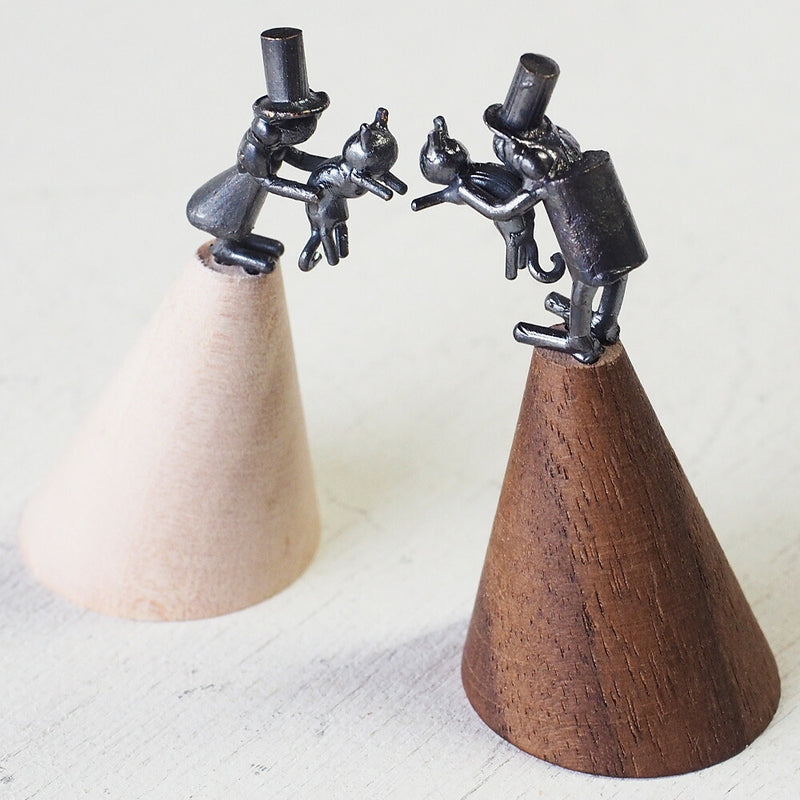 [Recommended for cat lovers] Bronze sculptor Tadashi Koizumi Kobito's ring stand "Nyanda Full Life" [KO-RS-08] 