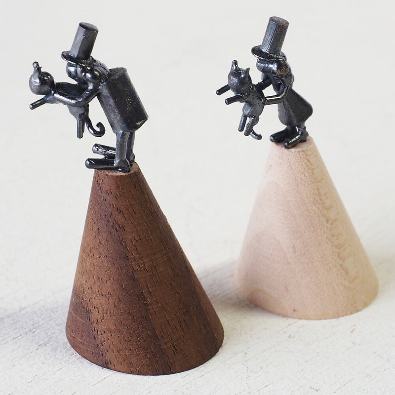 [Recommended for cat lovers] Bronze sculptor Tadashi Koizumi Kobito's ring stand "Nyanda Full Life" [KO-RS-08] 