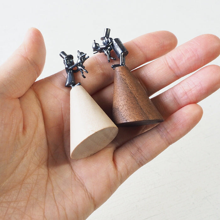 [Recommended for cat lovers] Bronze sculptor Tadashi Koizumi Kobito's ring stand "Nyanda Full Life" [KO-RS-08] 