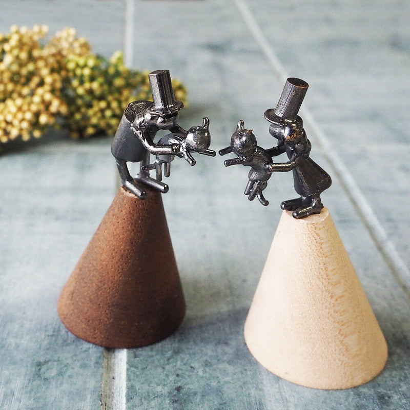 [Recommended for cat lovers] Bronze sculptor Tadashi Koizumi Kobito's ring stand "Nyanda Full Life" [KO-RS-08] 