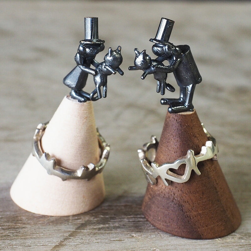 [Recommended for cat lovers] Bronze sculptor Tadashi Koizumi Kobito's ring stand "Nyanda Full Life" [KO-RS-08] 