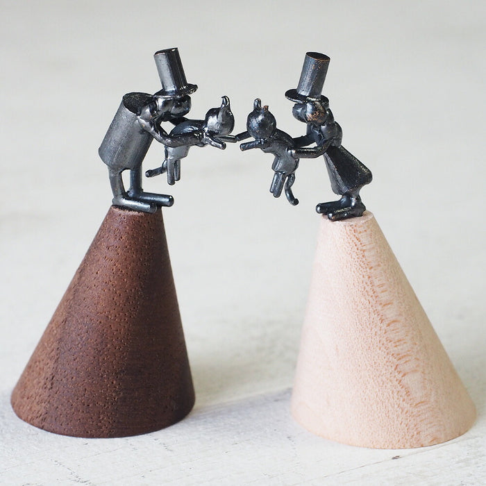 [Recommended for cat lovers] Bronze sculptor Tadashi Koizumi Kobito's ring stand "Nyanda Full Life" [KO-RS-08] 