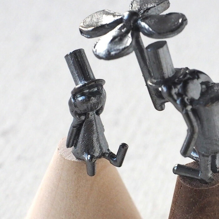 ブロンズ造形作家・コイズミタダシ コビトさんのリングスタンド 「雨の日の約束」[KO-RS-11]