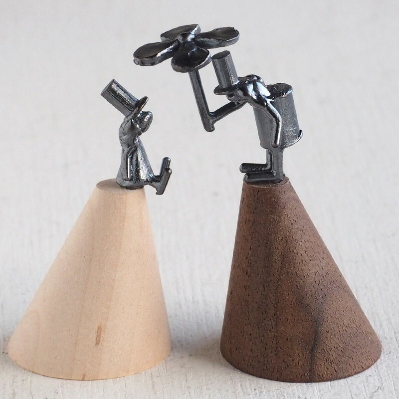 ブロンズ造形作家・コイズミタダシ コビトさんのリングスタンド 「雨の日の約束」[KO-RS-11]