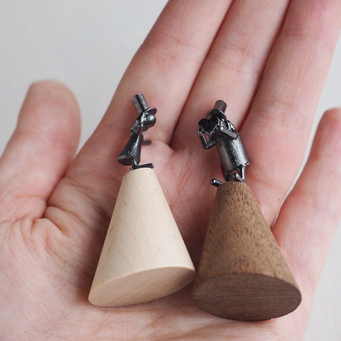 [作為結婚禮物非常受歡迎] 青銅雕塑家小泉忠的戒指架“Koi no Uta。” [KO-RS-12] 