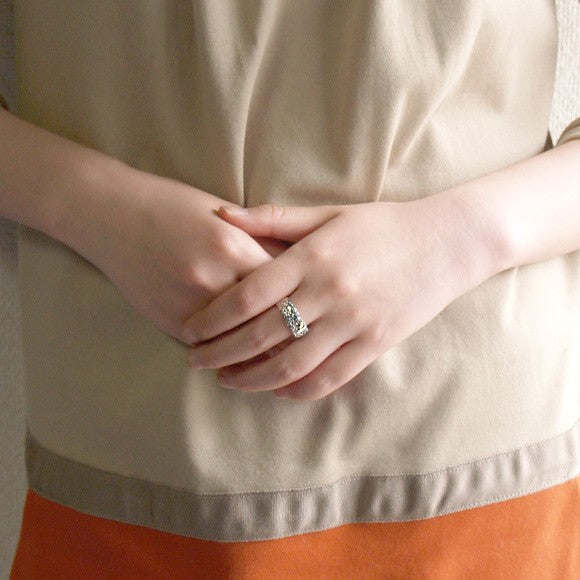 moge (Moge) Handmade silver accessories Under that sky -Rabbit in the meadow- Silver ring 8mm [mo-R-046] 