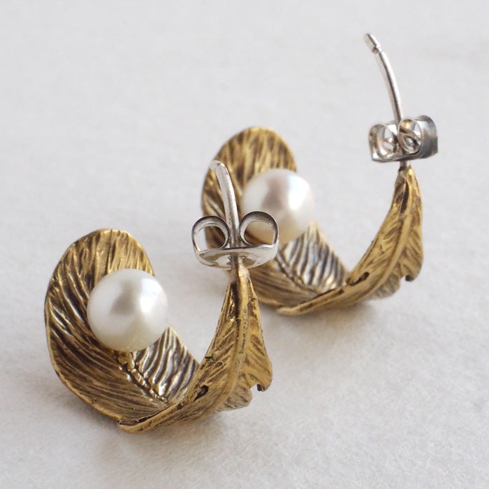 sasakihitomi Tori no Hane Earrings Brass &amp; White Pearl Binaural Set Women's [No-014B] 
