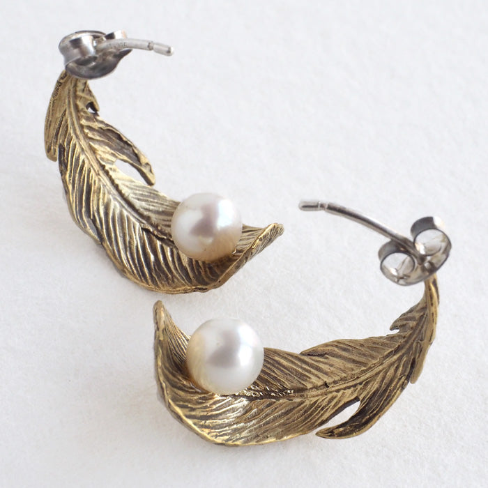 sasakihitomi Tori no Hane Earrings Brass &amp; White Pearl Binaural Set Women's [No-014B] 
