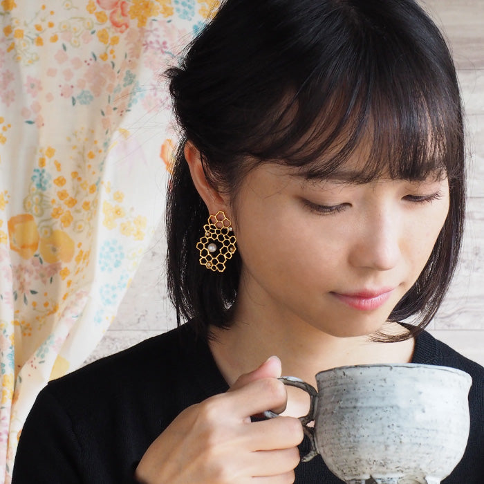 sasakihitomi 蜜蜂和蜂巢耳環不對稱黃銅 18K 金塗層雙耳套裝女款 [No-060-G] 