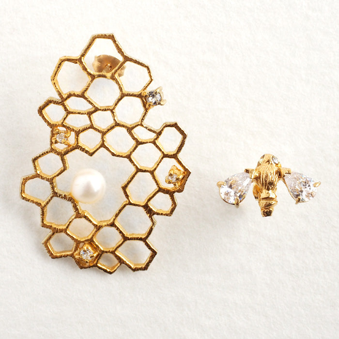 sasakihitomi 蜜蜂和蜂巢耳環不對稱黃銅 18K 金塗層雙耳套裝女款 [No-060-G] 
