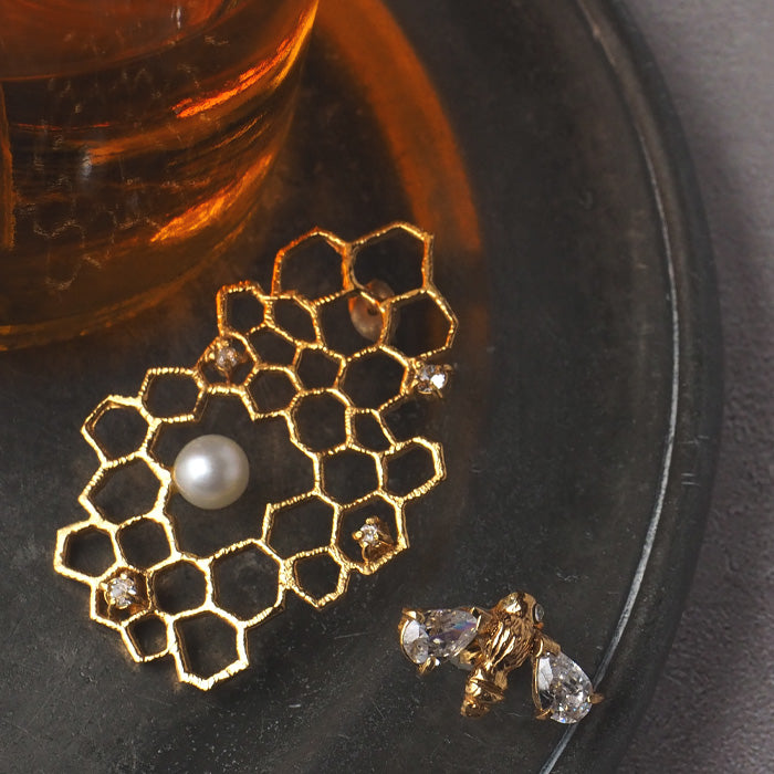 sasakihitomi Bee and Hive Nest Earrings Asymmetrical Brass 18K Gold Coating Binaural Set Women's [No-060-G] 