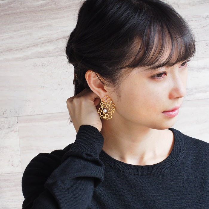 sasakihitomi Bee and Hive Nest Earrings Asymmetrical Brass 18K Gold Coating Binaural Set Women's [No-060-G] 