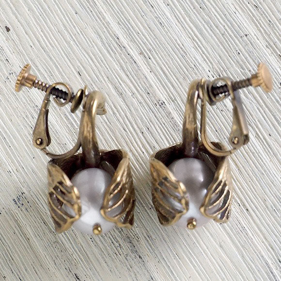 sasakihitomi Swan Earrings Brass &amp; White Pearl Binaural Set Women's [No-070B-E]