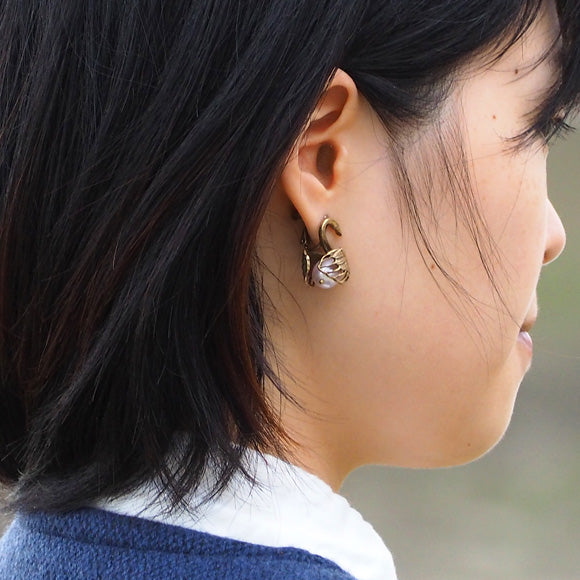 sasakihitomi（ササキヒトミ） スワンのイヤリング 真鍮＆ホワイトパール 両耳セット レディース [No-070B-E]