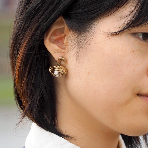 sasakihitomi Swan Earrings Brass &amp; Pink Pearl 雙耳套裝 女款 [No-070B-E] 