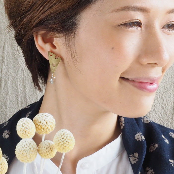 sasakihitomi（ササキヒトミ） ねずみとチーズのピアス 真鍮＆シルバー925 アシンメトリー 両耳セット レディース [No-074]