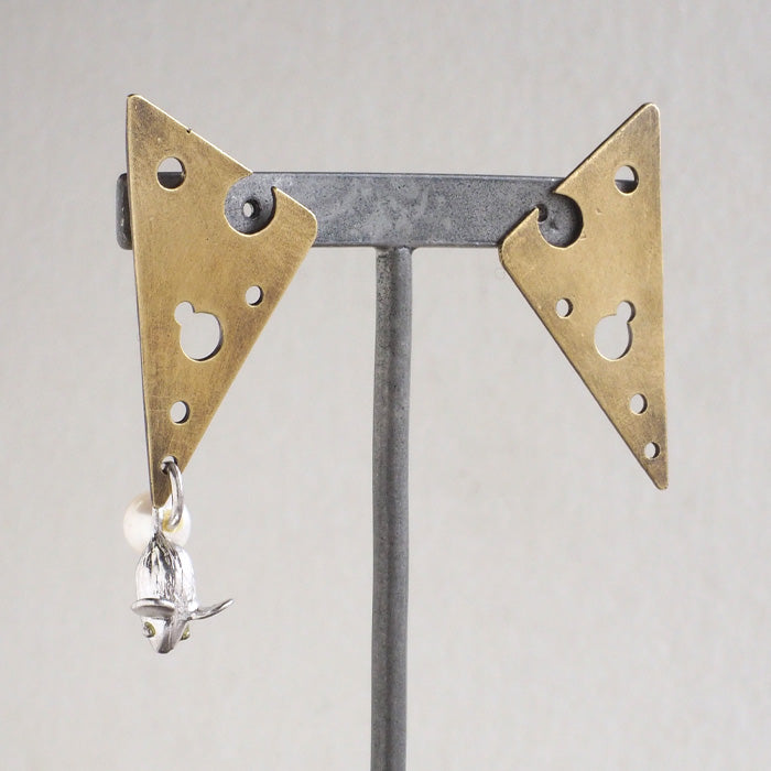 sasakihitomi（ササキヒトミ） ねずみとチーズのピアス 真鍮＆シルバー925 アシンメトリー 両耳セット レディース [No-074]