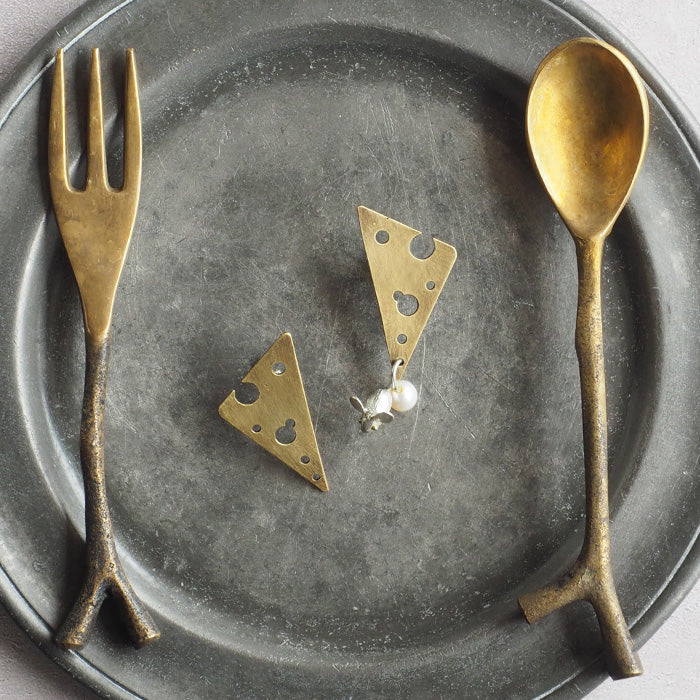 sasakihitomi（ササキヒトミ） ねずみとチーズのピアス 真鍮＆シルバー925 アシンメトリー 両耳セット レディース [No-074]