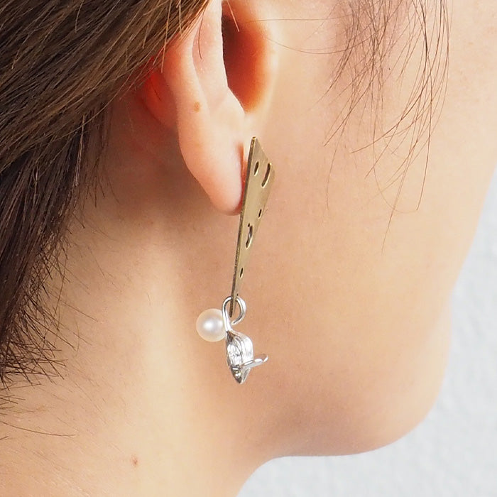 sasakihitomi（ササキヒトミ） ねずみとチーズのピアス 真鍮＆シルバー925 アシンメトリー 両耳セット レディース [No-074]