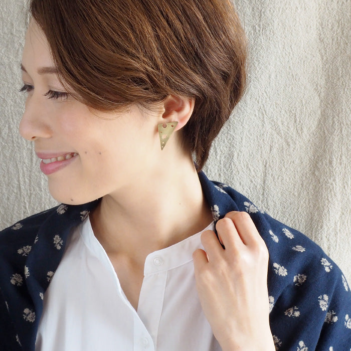 sasakihitomi（ササキヒトミ） ねずみとチーズのピアス 真鍮＆シルバー925 アシンメトリー 両耳セット レディース [No-074]