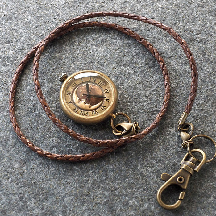 渡辺工房 手作り懐中時計 “Crescent Moon-MB” メンズブラス 甲丸ケース 革紐チェーン [NW-379CM]