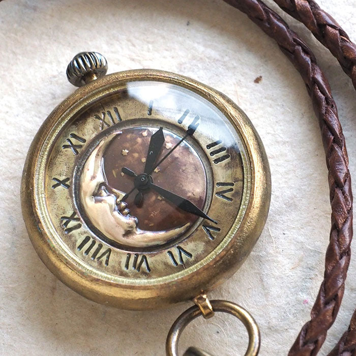 渡辺工房 手作り懐中時計 “Crescent Moon-MB” メンズブラス 甲丸ケース 革紐チェーン [NW-379CM]