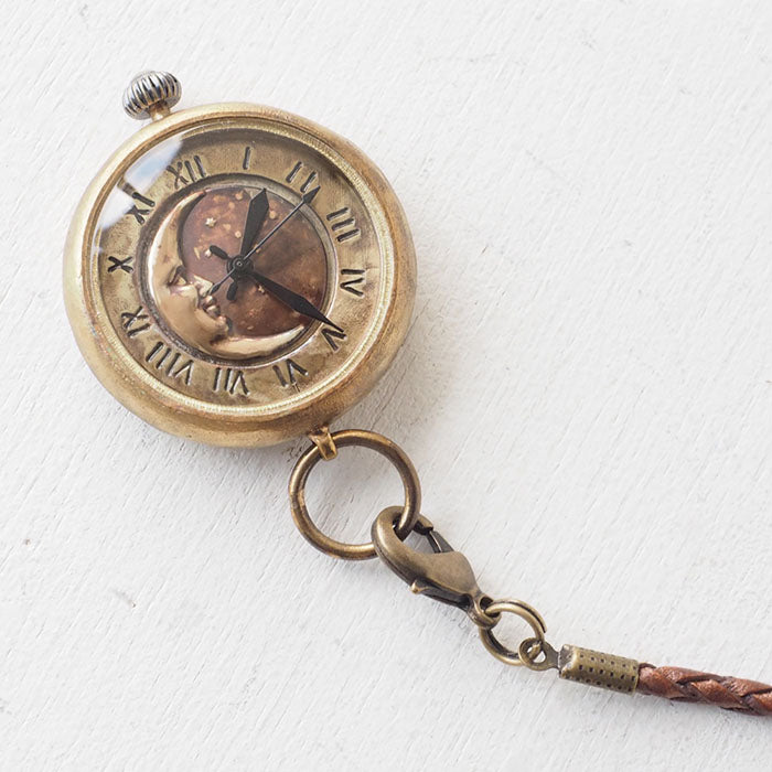 渡辺工房 手作り懐中時計 “Crescent Moon-MB” メンズブラス 甲丸ケース 革紐チェーン [NW-379CM]