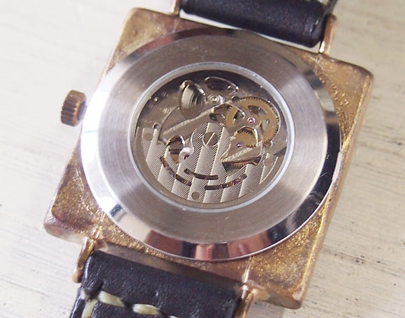 渡辺工房 手作り腕時計 自動巻 裏スケルトン スクエア 刻印数字インデックス ジャンボブラス [NW-BAM026]
