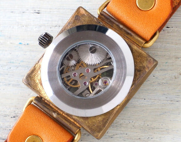 Watanabe Kobo 手工腕錶手動上鍊後蓋鏤空方形 32 毫米男士黃銅 3D 數字和雕刻數字 [NW-BHW095] 