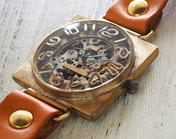 Watanabe Kobo 手工腕錶手動上鍊類型後蓋鏤空方形 40 毫米巨型黃銅 3D 數字和雕刻數字 [NW-BHW097] 